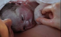 Un gardien de la Paix aide une maman à accoucher