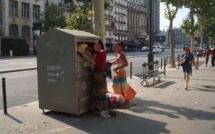 Un enfant dans la boîte à dons