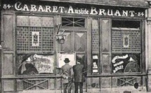 Une partie de la devanture du cabaret d'Aristide Bruant aux enchères