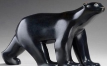 Un ours blanc en robe noire