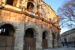 Les Arènes en face du Palais de Justice de Nîmes © VD