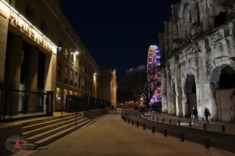 Le Palais de Justice en face des Arènes © VD