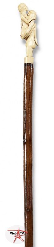 Lot 10 Canne érotique à pommeau en os sculpté d'un couple nu enlacé debout 