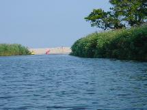 Arrivée à la plage par le canal