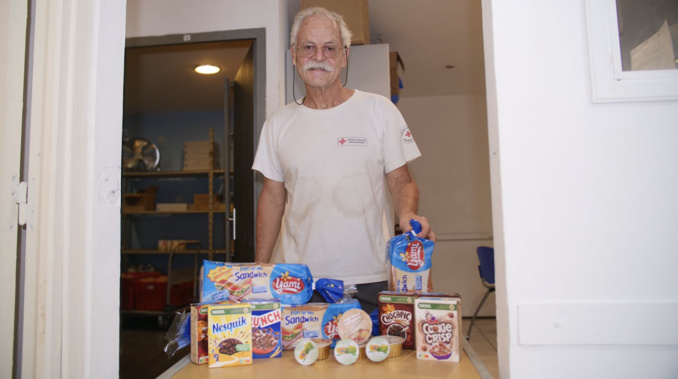 Laurent, bénévole en charge de la préparation et de la distribution des "kits petits-déjeuners"