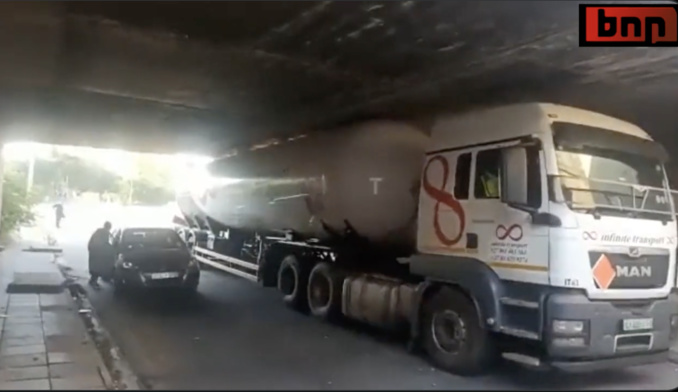 Vidéo - Afrique du Sud : Meurtrière explosion d'un camion citerne coincé sous un pont