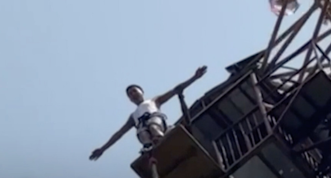 Vidéo - Au cours d’un saut à l’élastique en Thaïlande, sa corde casse