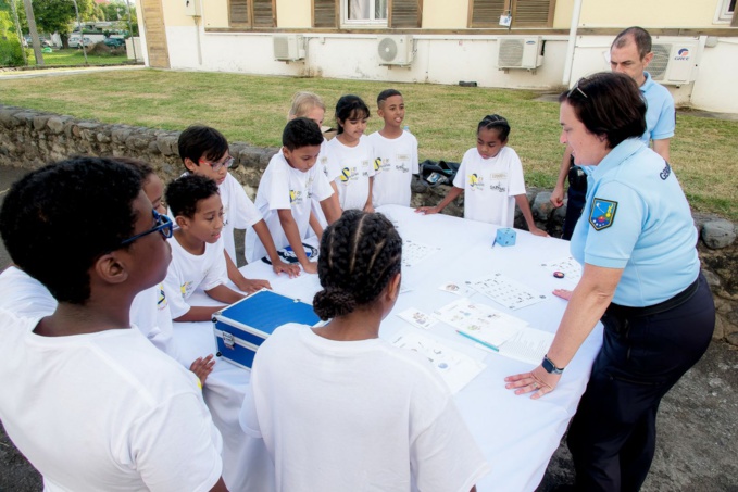 Des ateliers de sensibilisation à la citoyenneté avec les gendarmes pour les marmailles de 1000 Sourires