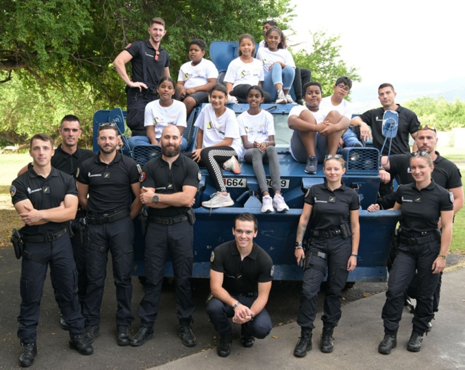 Des ateliers de sensibilisation à la citoyenneté avec les gendarmes pour les marmailles de 1000 Sourires