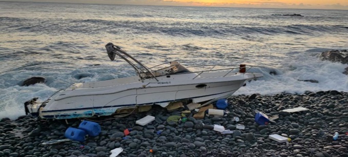 Saint-Benoît : Un bateau échoué à Beaufonds