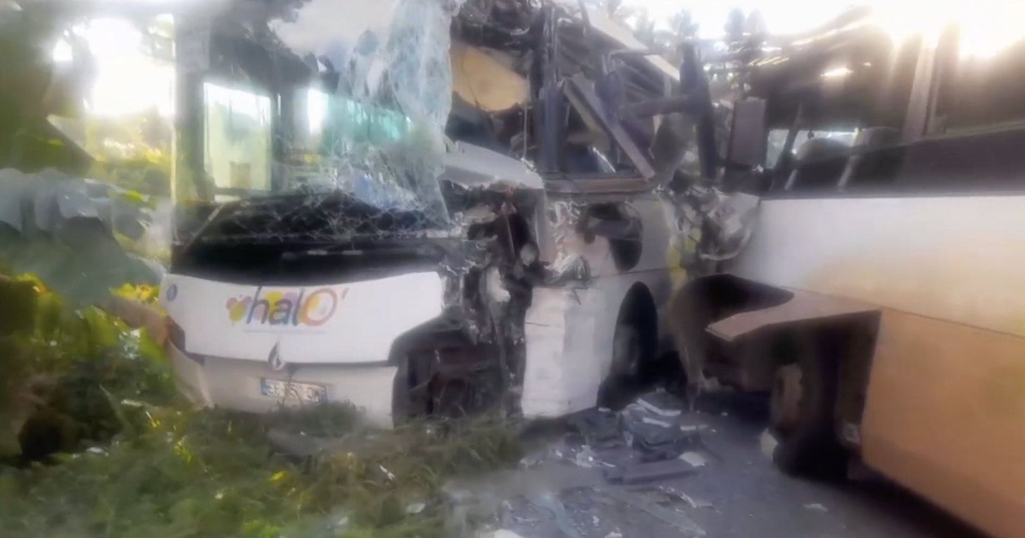 Vidéo - Deux bus scolaires impliqués dans une collision spectaculaire à Tsingoni