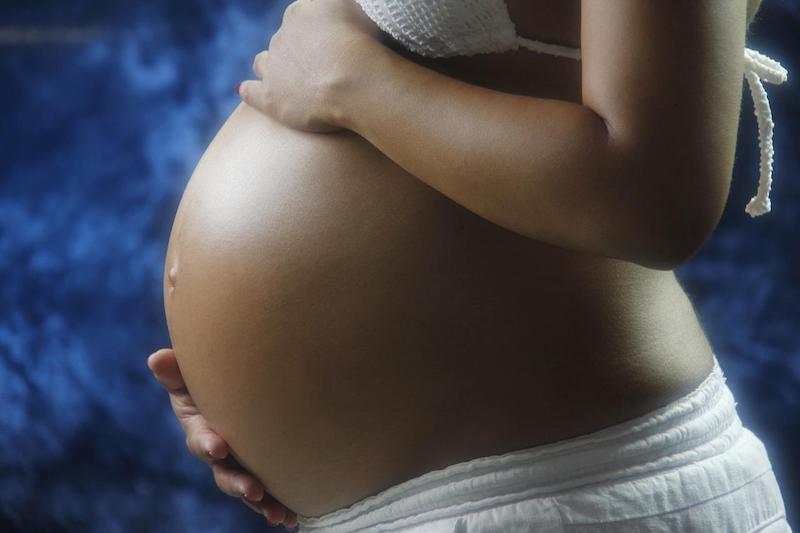 Âge, précarité, rapport aux soignants : Comment la grossesse évolue pour les Réunionnaises ?