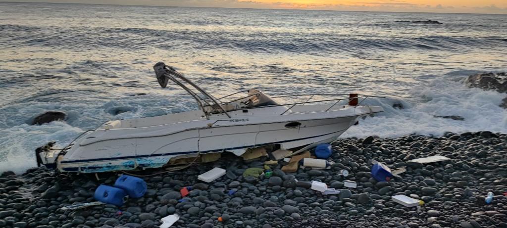 Saint-Benoît : Un bateau échoué à Beaufonds
