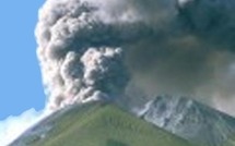 Après 400 ans de sommeil, un volcan se réveille en Indonésie