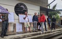 Des habitants des Camélias manifestent devant les bureaux de la SIDR