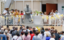 St-Denis : La statue de Jean Paul II érigée devant Notre-Dame de la Trinité