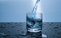 Ne pas boire assez d'eau expose au vieillissement prématuré