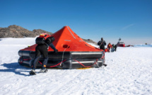 Les marins du patrouilleur polaire L’Astrolabe mènent un exercice de survie en Antarctique