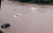 Vigilance fortes pluies/orages : La Rivière d’Abord en crue piège des voitures