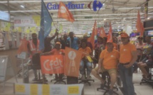 Vidéo - Les grévistes de Carrefour Sainte-Clotilde réclament une revalorisation hors hausse du SMIC