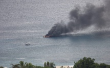 Un bateau en feu au large de la plage de Roches noires