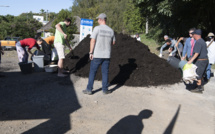 Distribution de compost à l'Entre-Deux : une opération réussie !