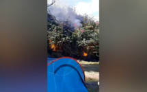 Incendie à Trou d'Eau près des tentes et camping-cars