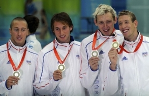L'équipe de France du 4x100 nage libre médaillée d'argent